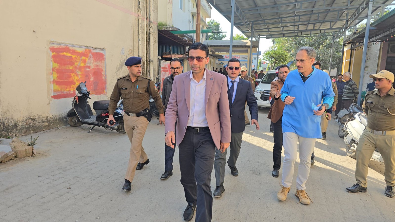 बिना अनुमति के अवकाश पर रहने पर चिकित्सालय के सीएमएस  को प्रतिकूल प्रविष्टि