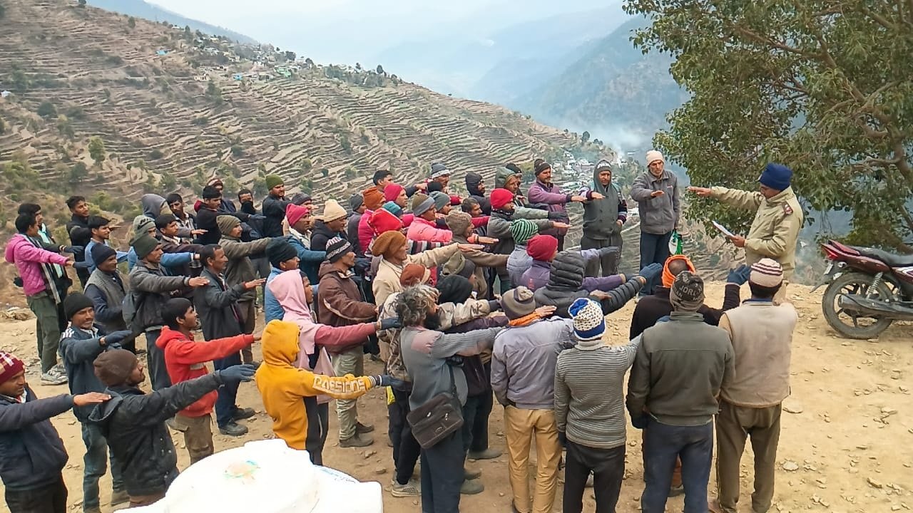 पुलिस ने छात्र-छात्राओ व ग्रमीणों को नशे व साईबर अपराध के प्रति किया जागरुक