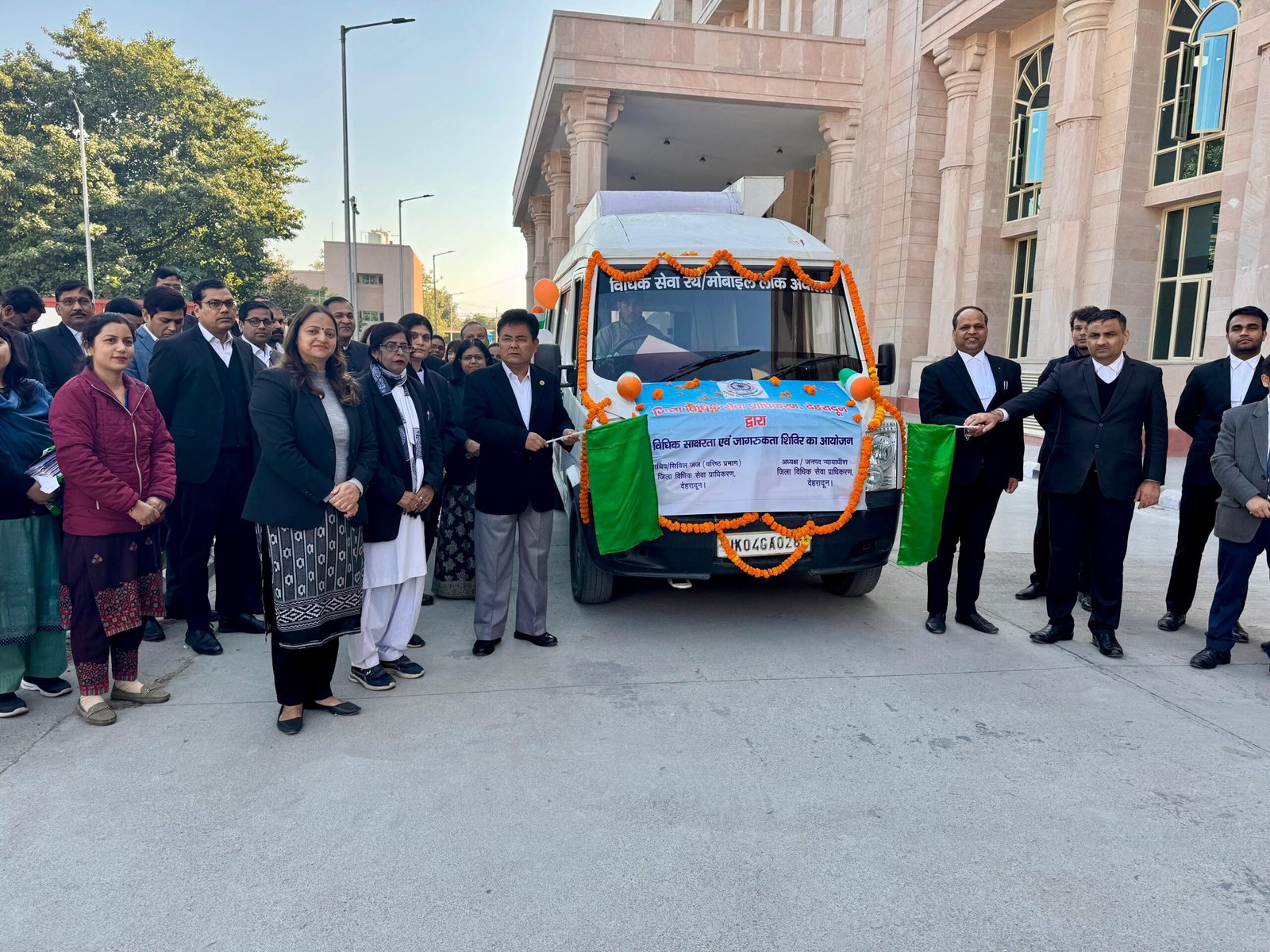 जिला न्यायाधीश ने हरी झंडी दिखाकर रवाना की मोबाइल वैन