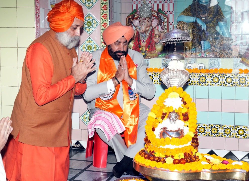 राज्यपाल ने की सर्वेश्वर महादेव मंदिर में पूजा-अर्चना