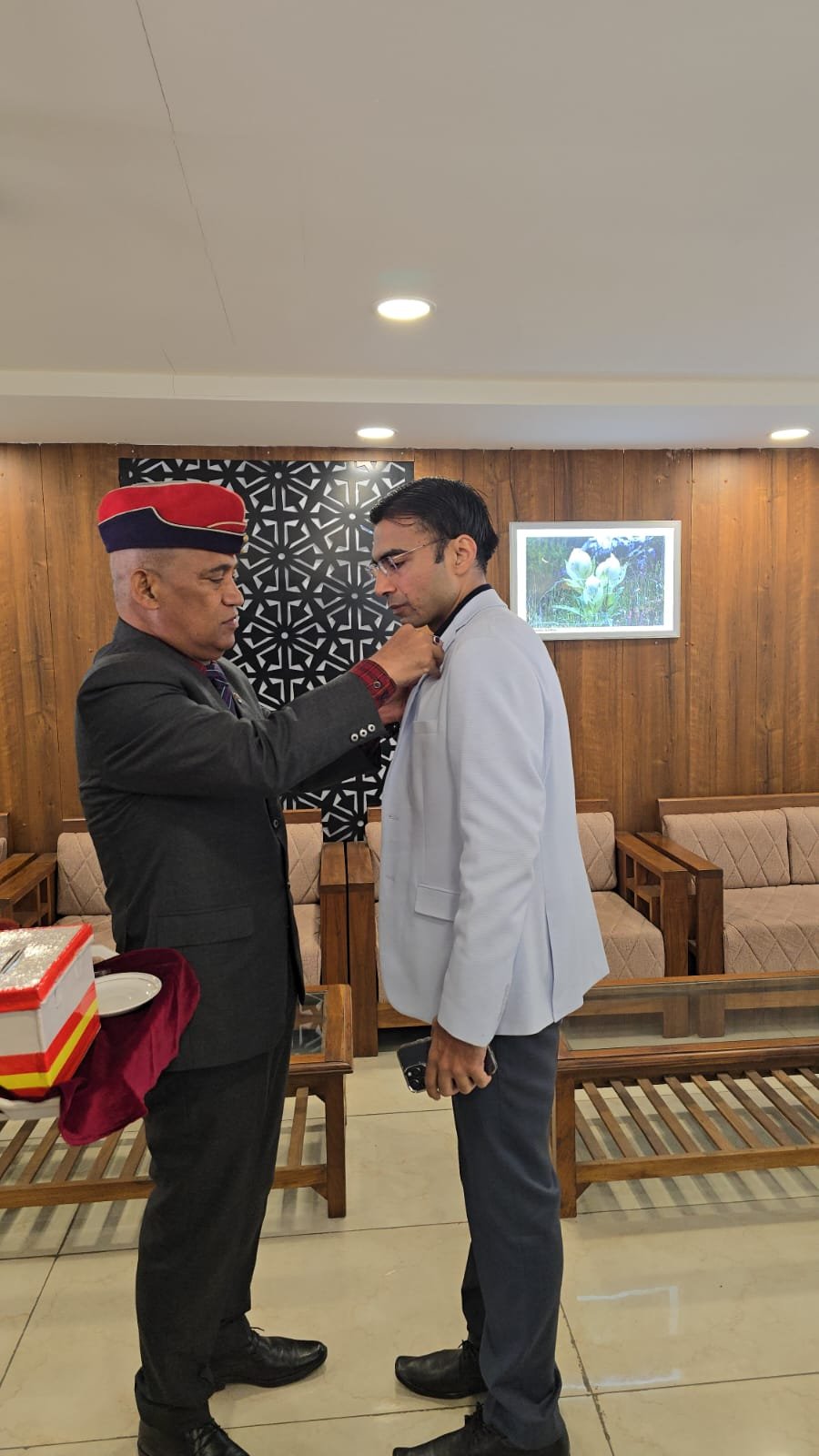 जिलाधिकारी को किया सशस्त्र सेवा झंडा भेंट