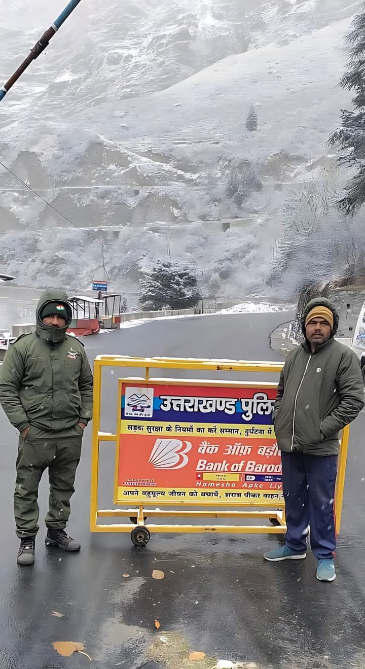 विपरीत परिस्थितियों में भी अपनी ड्यूटी पर अडिग पुलिस के जवान