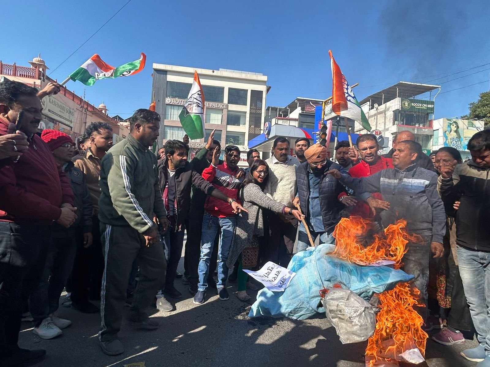 प्रधानमंत्री पर बांग्लादेश की सरकार पर पर्याप्त कूटनीतिक दबाव न बनाने का आरोप