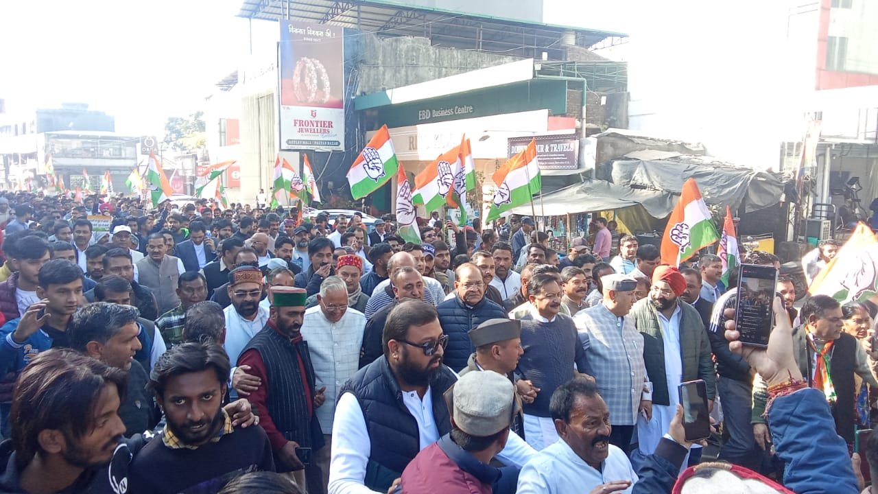 कांग्रेस का राजभवन कूच, प्रदेश अध्यक्ष बेहोश