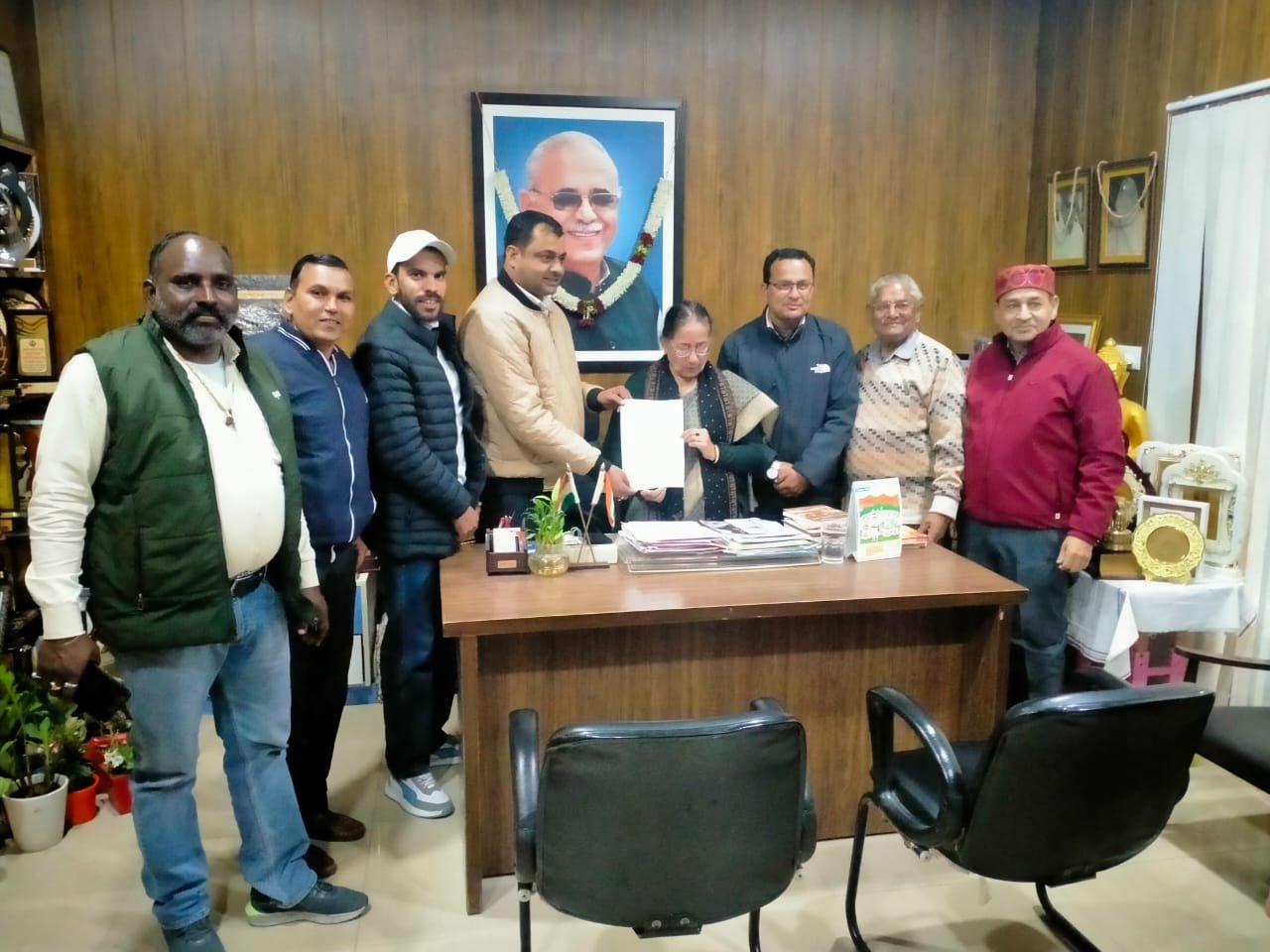 15 वार्डों से पार्षद पद के टिकट के लिए सौ से अधिक आवेदन