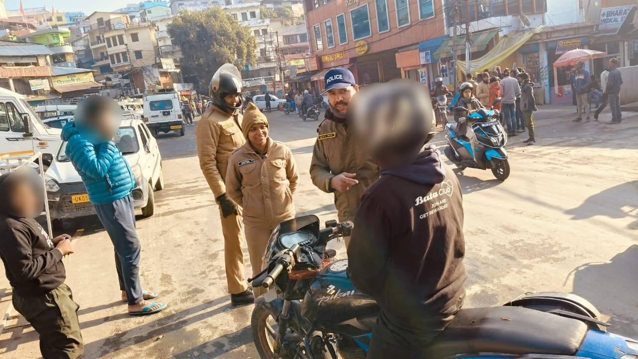 ट्रैफिक रूल तोड़ने वाले 112 लोगों के विरूद्ध कार्रवाई