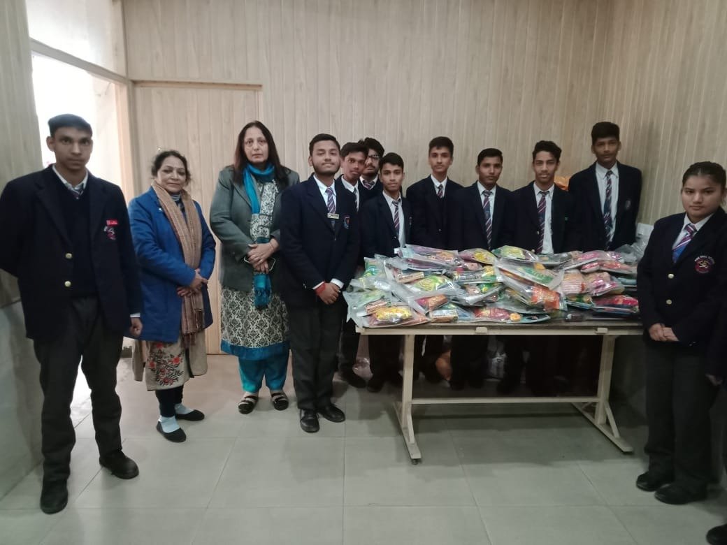 पाइन हॉल स्कूल के छात्रों ने आसरा बालिका आश्रय गृह में क्रिसमस की खुशियाँ फैलाईं