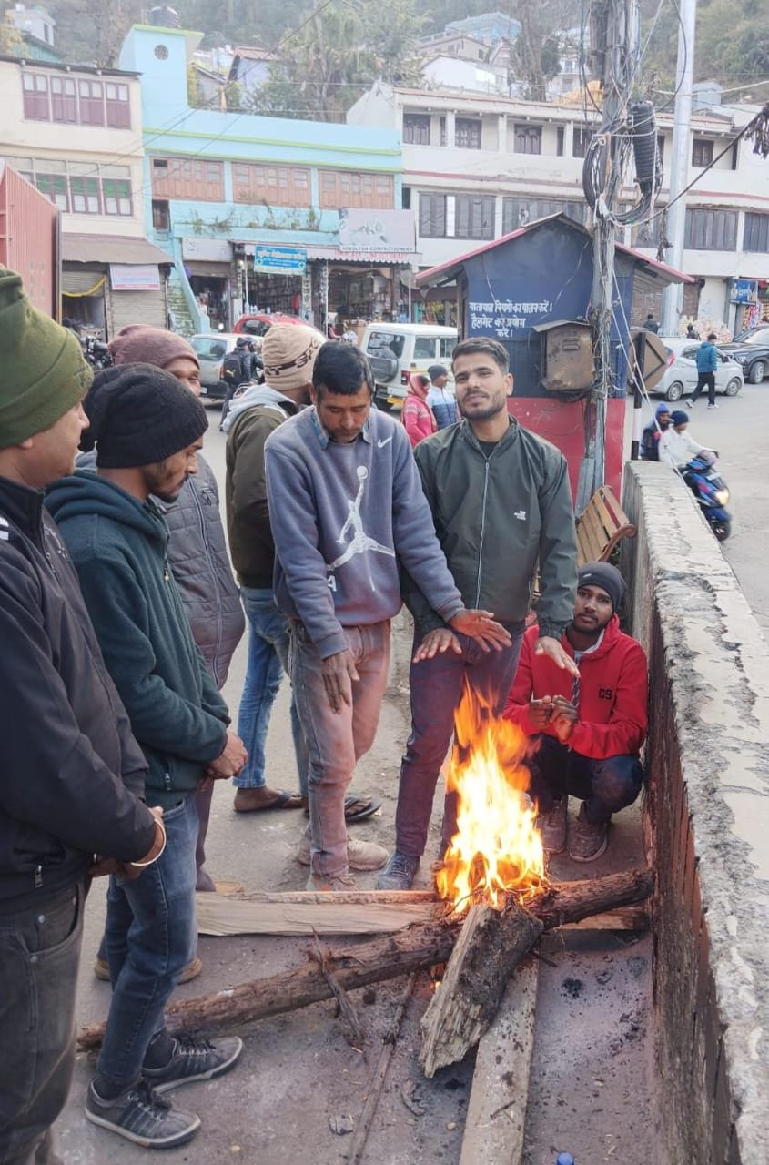 जिलाधिकारी गढ़वाल ने अलाव की व्यवस्था के साथ-साथ जरूरतमंद लोगों को कंबल वितरण करने के दिए निर्देश
