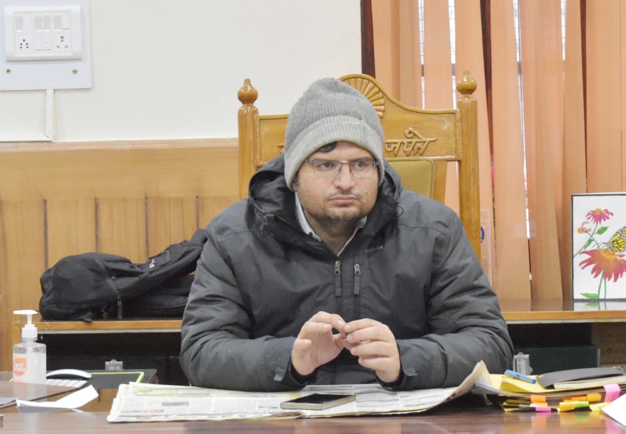 अधिकारियों व कर्मचारियों की जिला मुख्यालय पर उपस्थित अनिवार्य कर दी गई