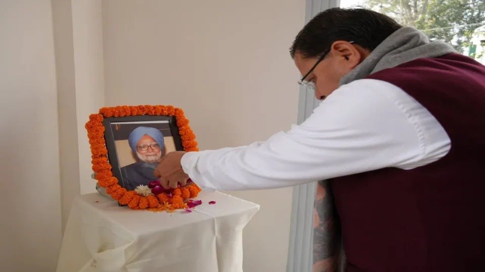 पूर्व प्रधानमंत्री मनमोहन सिंह को सीएम धामी ने दी श्रद्धांजलि