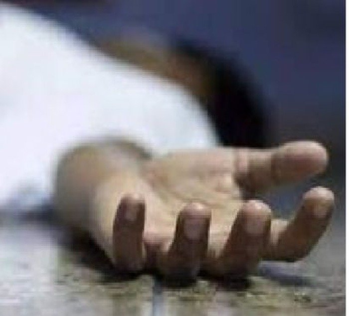 कार खाई में गिरी पीएसी जवान सहित दो की मौत