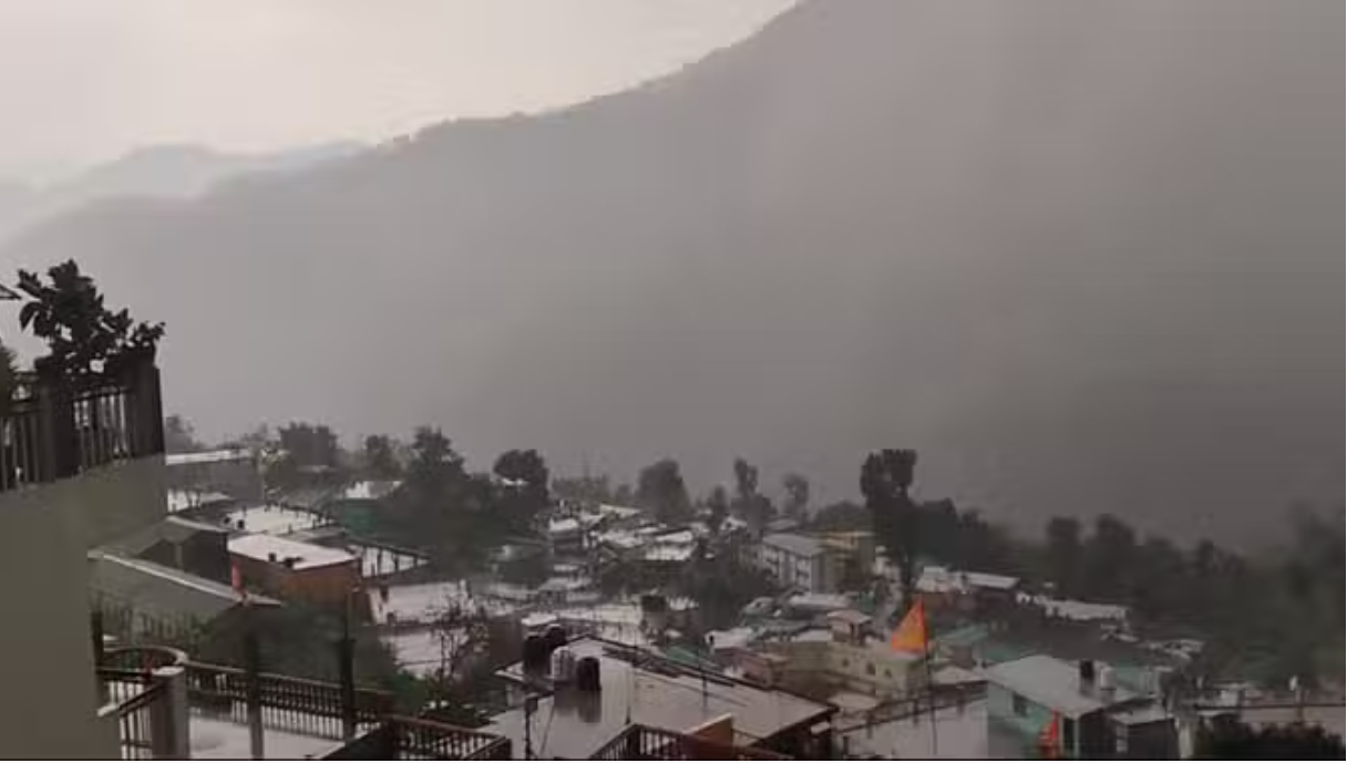 आज पहाड़ों में हल्की बारिश के आसार, मैदान के इन जिलों में कोहरे का येलो अलर्ट