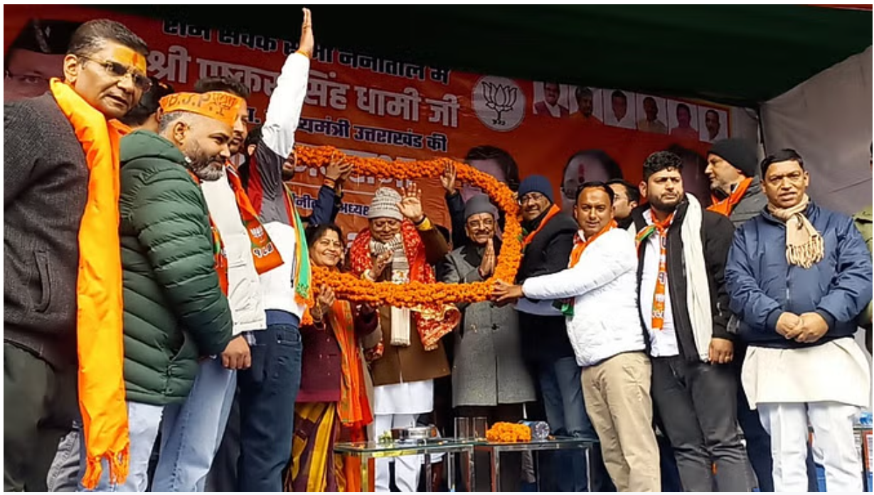 हल्द्वानी में सीएम धामी का रोड शो: भाजपा प्रत्याशी के लिए मांगा समर्थन; सड़क पर उमड़ी भीड़; दिखा जोश