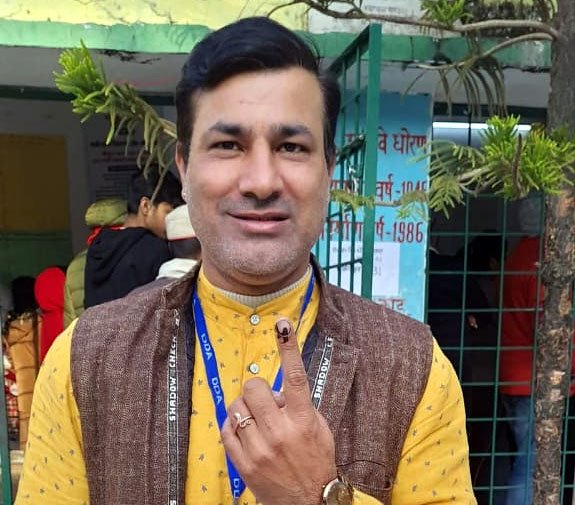 आप मेयर प्रत्याशी रविंद्र सिंह आनंद ने किया मतदान