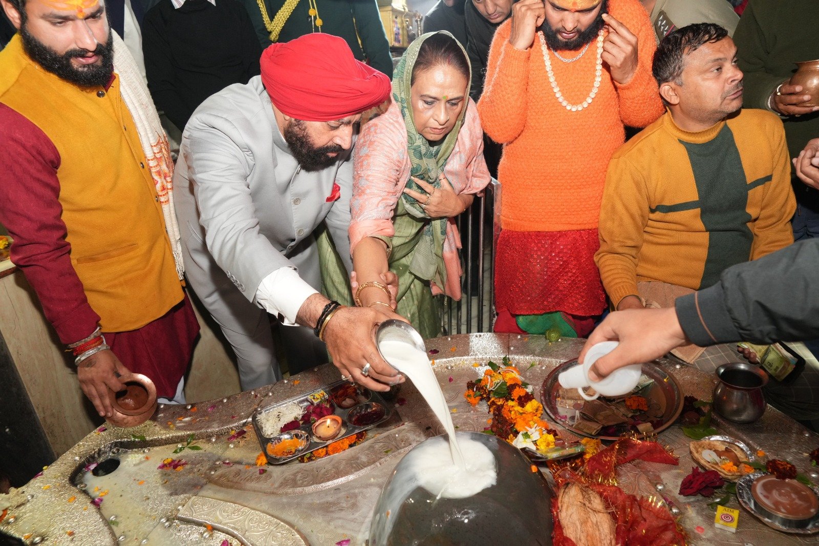 राज्यपाल ने की नव वर्ष पर टपकेश्वर महादेव मंदिर में पूजा-अर्चना राज्यपाल ने की नव वर्ष पर टपकेश्वर महादेव मंदिर में पूजा-अर्चना