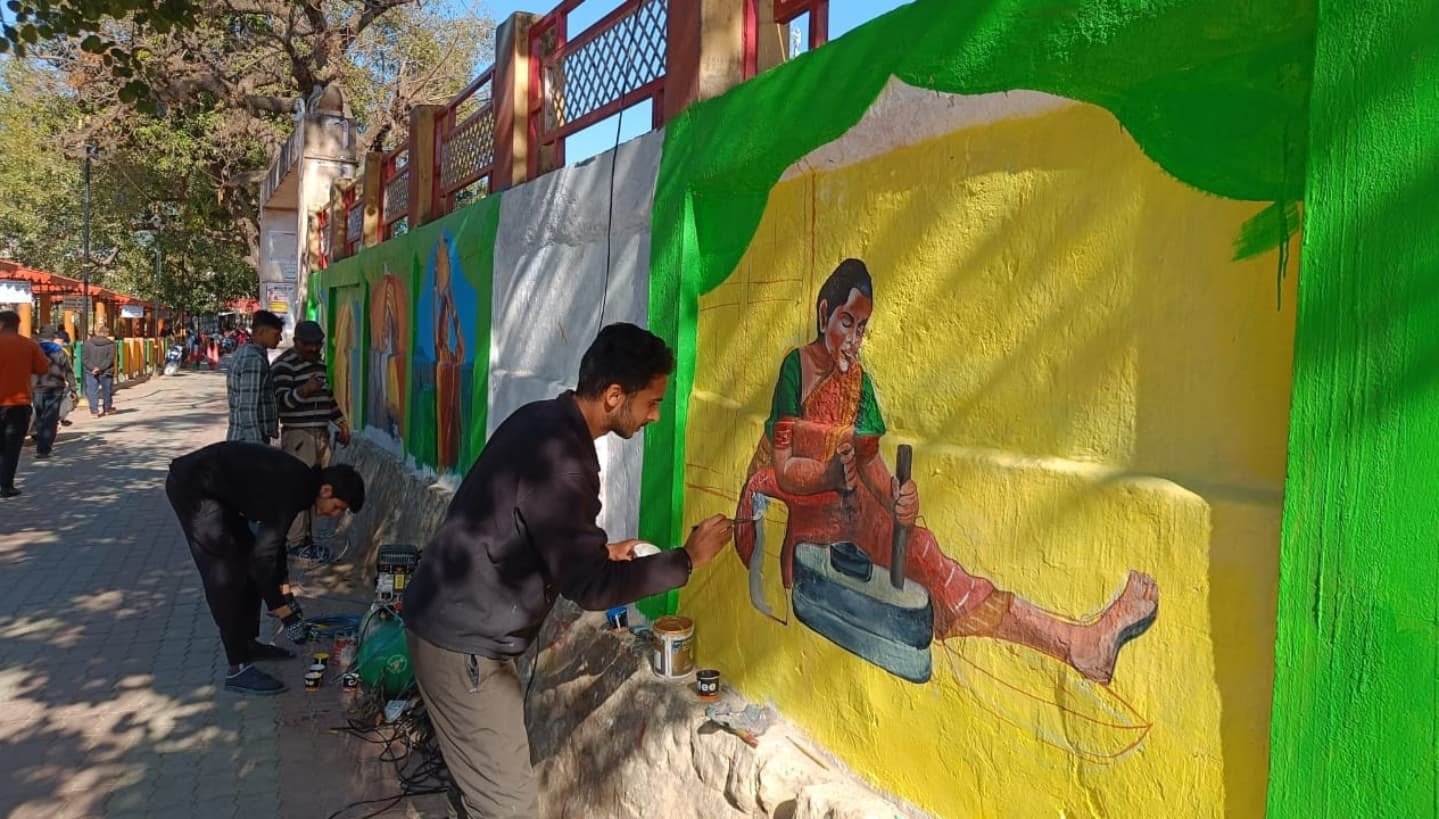 13 जनवरी से शुरू होगा उत्तरायणी मेला, वृत्त चित्रों पर की जा रही रंगाई पुताई