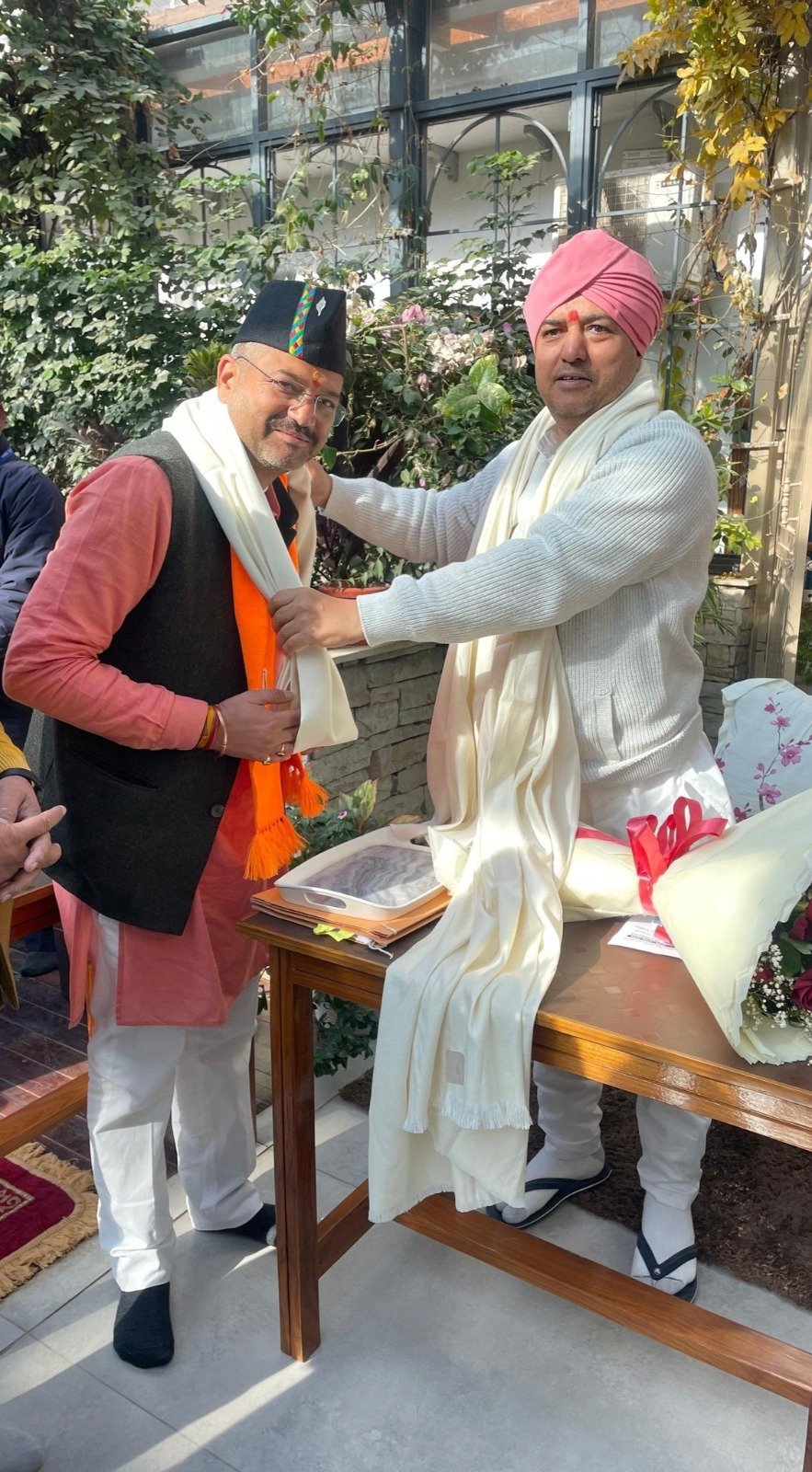 महापौर पद के प्रत्याशी सौरभ थपिलयाल ने की महंत देवेंद्र दास महाराज से शिष्टाचार भेंट