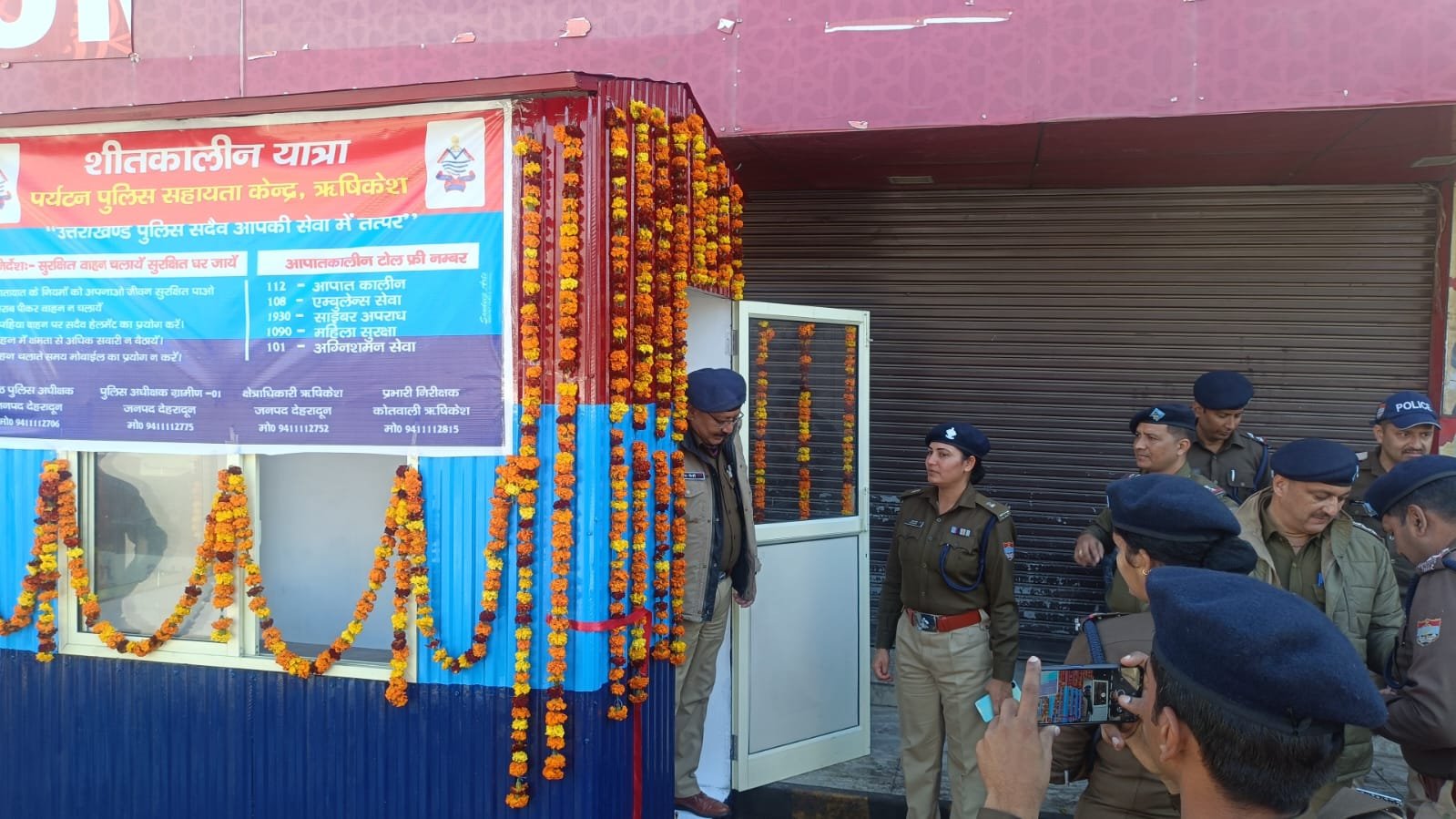 बाहर से आने वाले पर्यटकों का स्वागत करती दून पुलिस