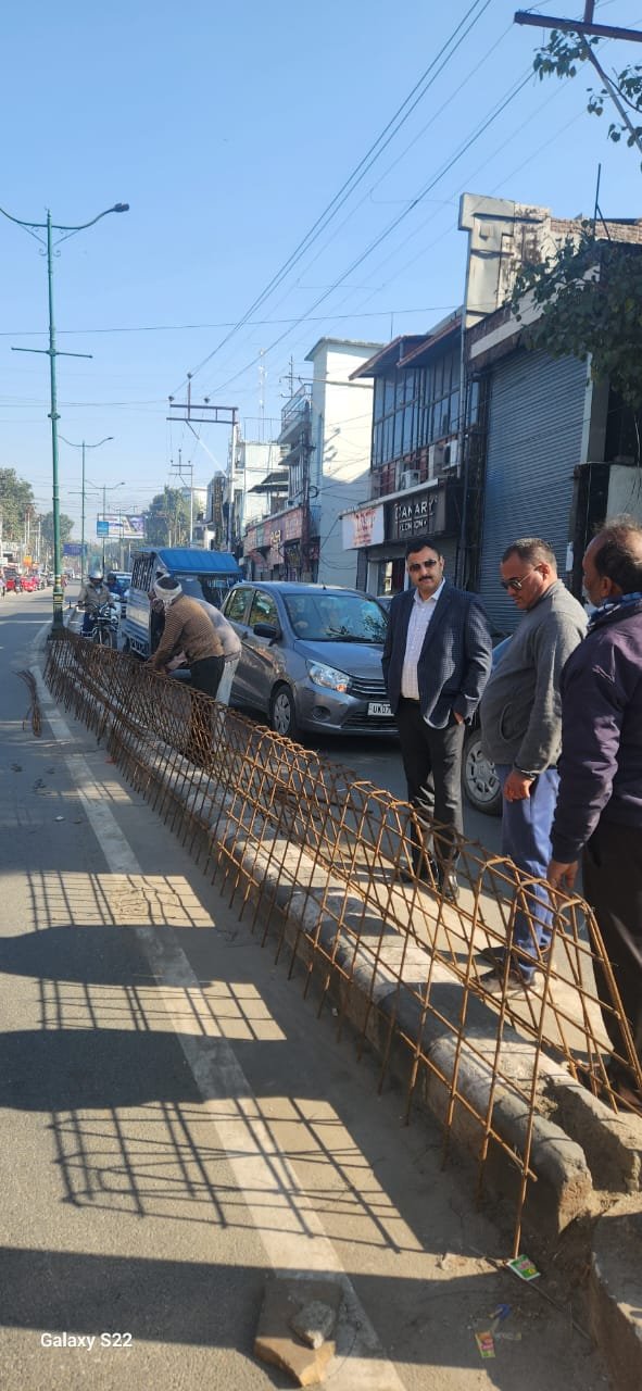 डिवाइडर कट मारने वाले दुपहिया वाहन पर लगा अंकुश