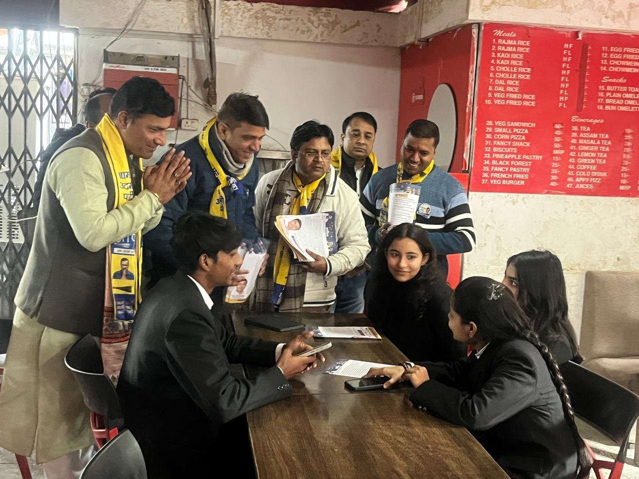 रविंद्र सिंह आनंद ने कोर्ट में चलाया जनसंपर्क में अभियान