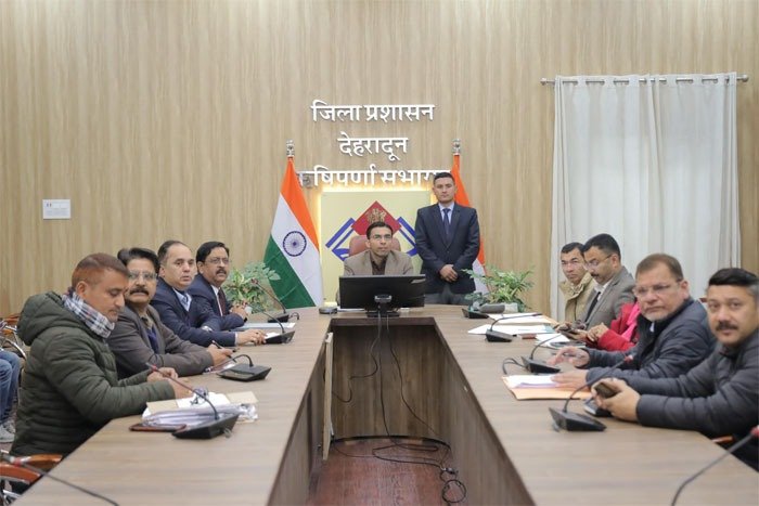 डीएम ने एयरपोर्ट के समीप बिना एनओसी के निर्माण कार्यों की रिपोर्ट तलब