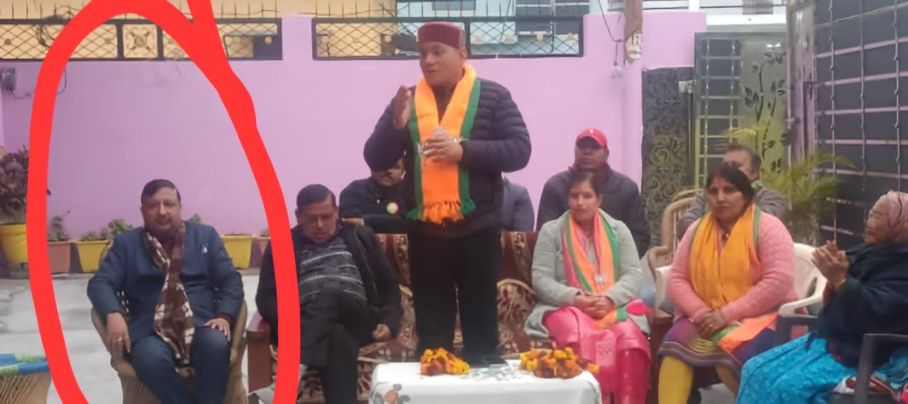 मुख्यमंत्री क़े मीडिया को ऑर्डिनेटर भाजपा क़े लिए मांग रहे वोट