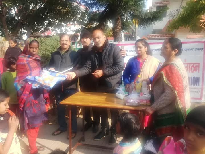 जरूरतमंद लोगों को वितरित किए कंबल
