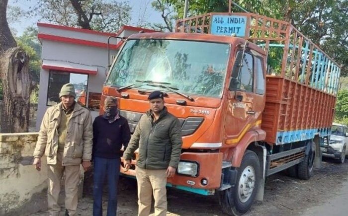चोरी के ट्रक सहित एक गिरफ्तार चोरी के ट्रक सहित एक गिरफ्तार