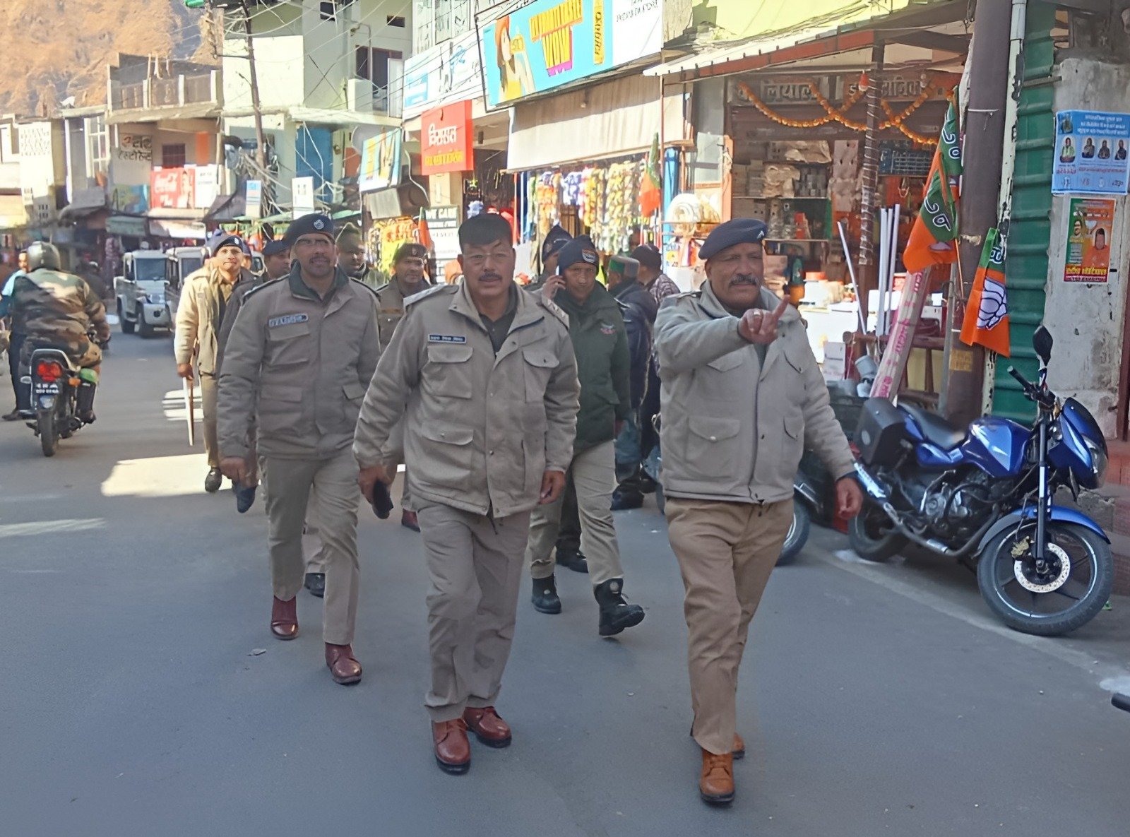 चमोली पुलिस ने फ्लैग मार्च निकालकर दिया निष्पक्ष और भयमुक्त मतदान का संदेश