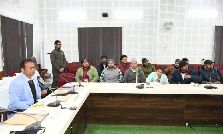 प्रेक्षक ने की राजनैतिक दलों के प्रत्याशियों के साथ बैठक