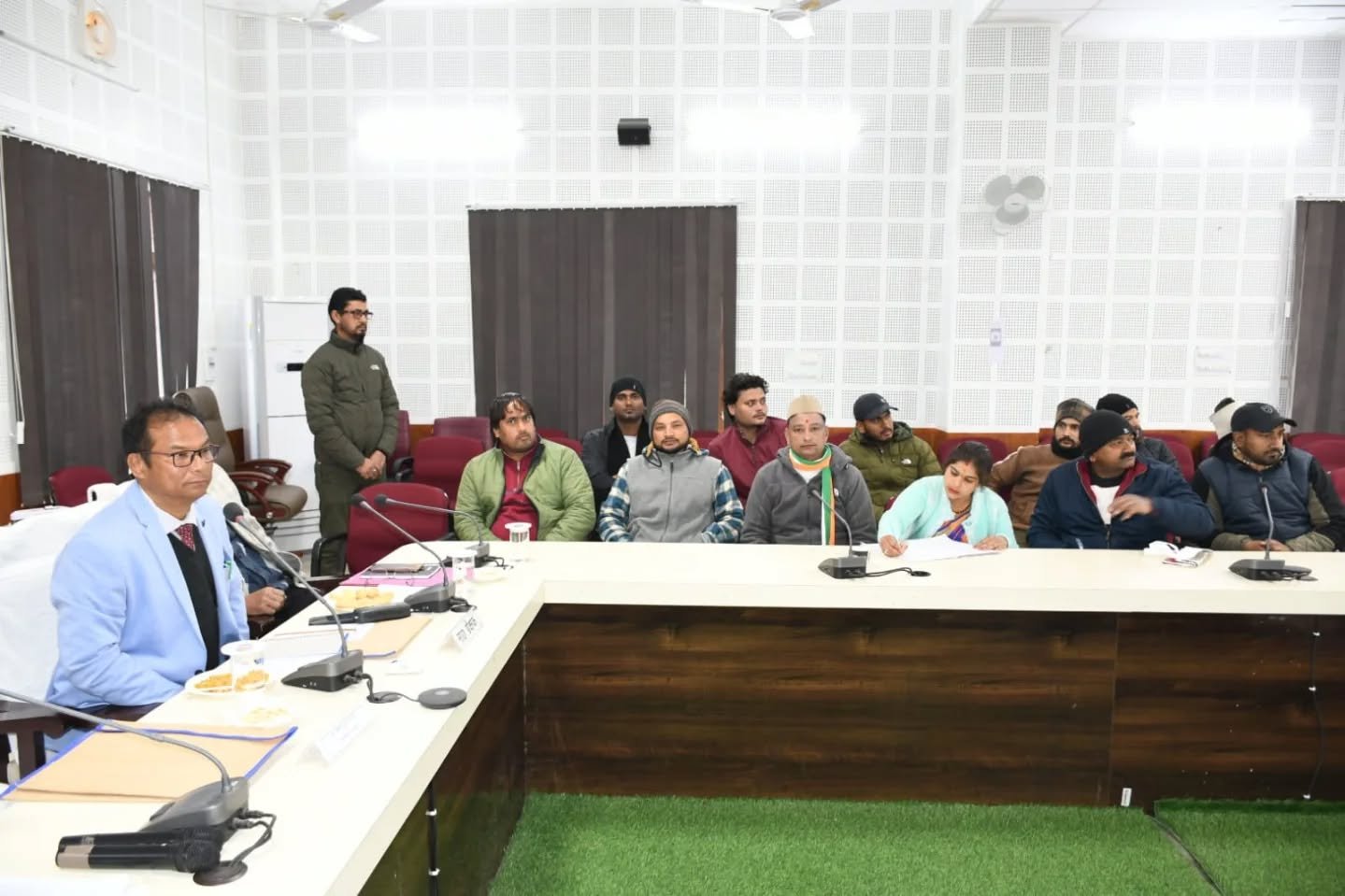 प्रेक्षक ने की राजनैतिक दलों के प्रत्याशियों के साथ बैठक