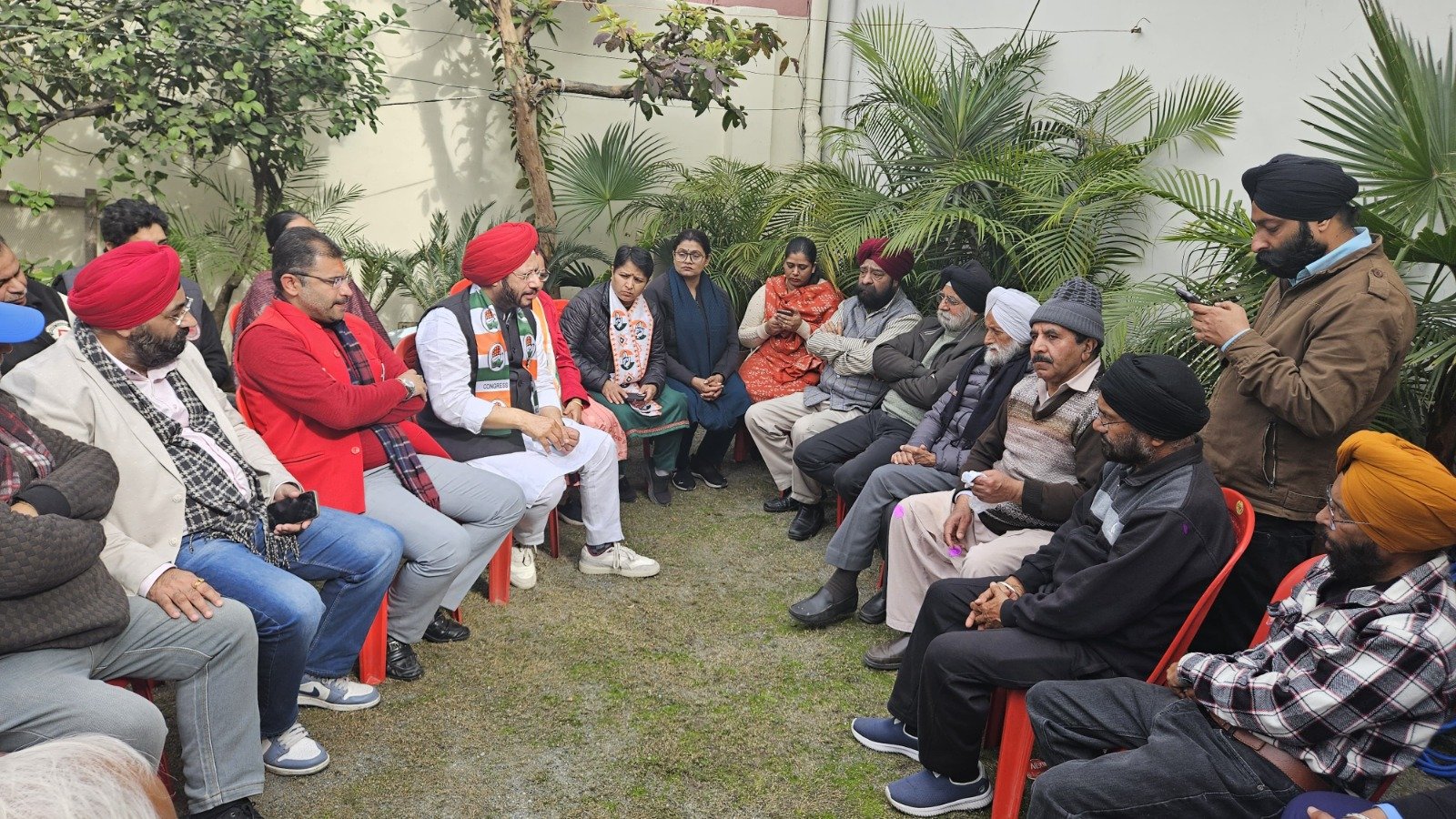 कांग्रेस के राष्ट्रीय महासचिव ने किया विभिन्न वार्डों में ” जन संवाद “