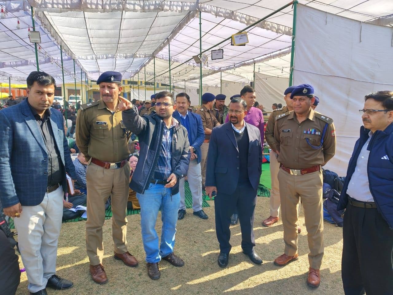 पोलिंग पार्टियां कड़ी सुरक्षा व्यवस्था के बीच मतदान केंद्रों के लिए रवाना