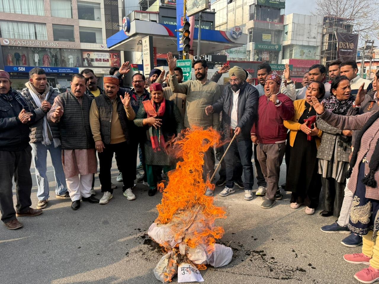 सरकार पर कानून व्यवस्था संभालने में नाकाम रहने का आरोप