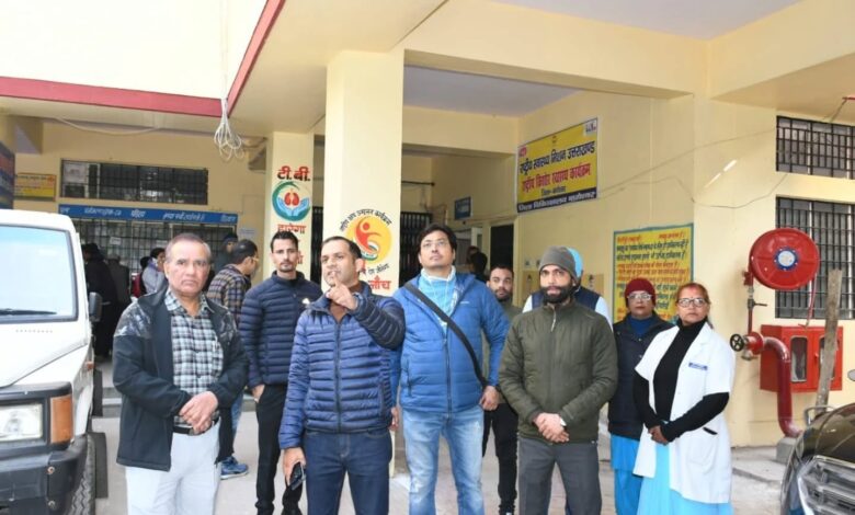डीएम ने किया जिला चिकित्सालय का औचक निरीक्षण