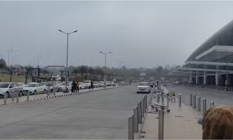 खराब मौसम ने बढ़ाई परेशानी, कोहरे से हवाई यातायात हुआ प्रभावित, तीन फ्लाइट का टाइम बदला खराब मौसम ने बढ़ाई परेशानी, कोहरे से हवाई यातायात हुआ प्रभावित, तीन फ्लाइट का टाइम बदला