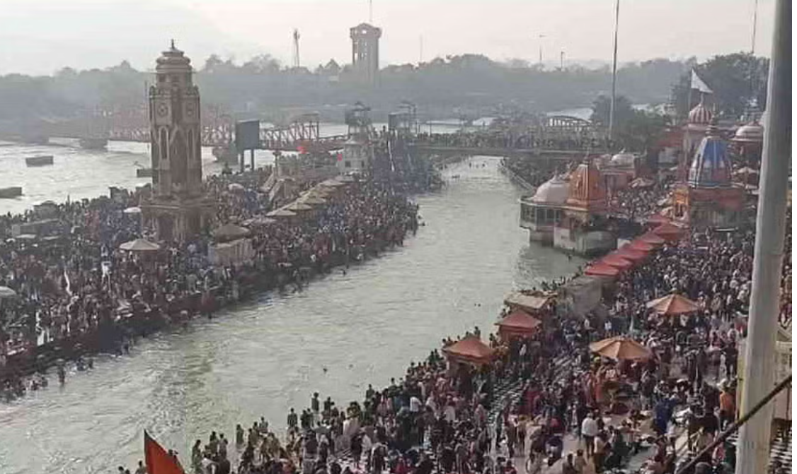 आज 50 वर्षों बाद पड़ा खास और दुर्लभ योग, हरकी पैड़ी पर स्नान को उमड़ा आस्था का सैलाब