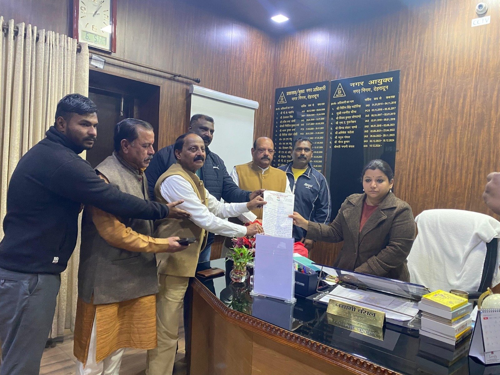 कांग्रेस पार्टी ने सौपा नगर आयुक्त को ज्ञापन