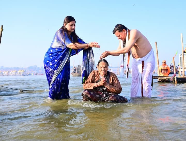 अविस्मरणीय क्षण : सीएम ने महाकुंभ में त्रिवेणी संगम के पावन जल में कराया माता को स्नान