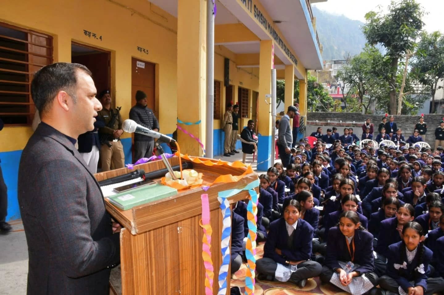 बोर्ड परीक्षार्थियों को जिलाधिकारी ने बोला “आल द बेस्ट”