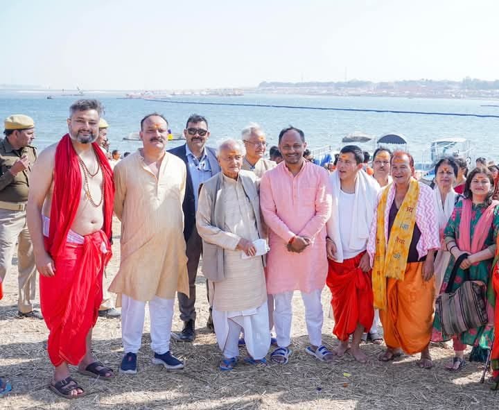 पूर्व सीएम कोश्यारी ने किया महाकुंभ में स्नान