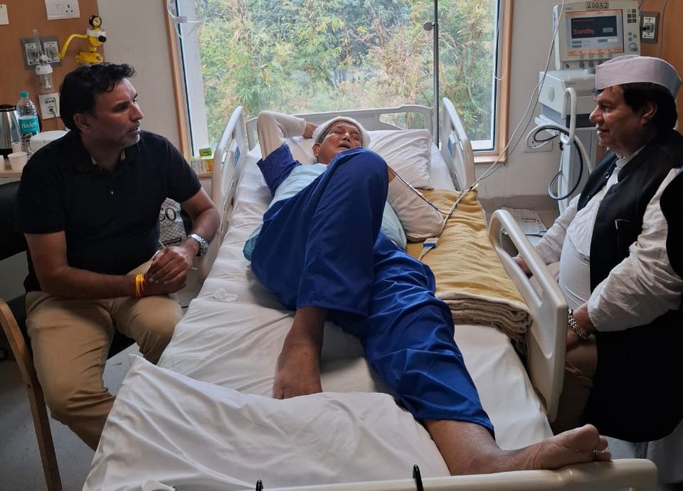 पूर्व मुख्यमंत्री हरीश रावत का हाल-चाल जानने मैक्स अस्पताल पहुंचे कांग्रेस नेता
