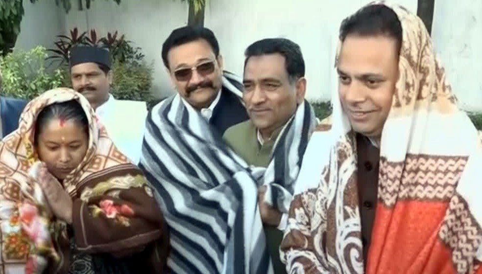 कंबल ओढ़कर ठिठुरते हुए विधानसभा पहुंचे कांग्रेसी विधायक