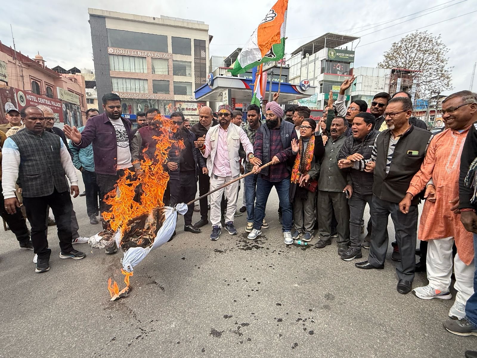 कैबिनेट मंत्री अग्रवाल का इस्तीफा ले धामी सरकार