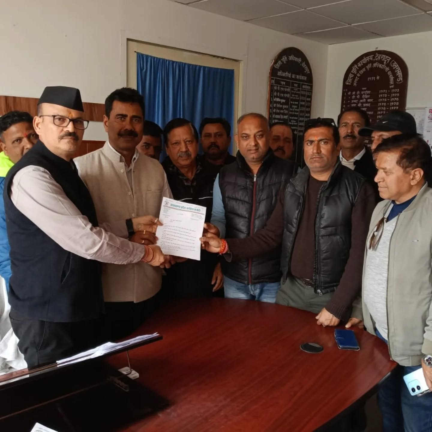 कांग्रेस कार्यकर्ताओं ने किया जिला आपूर्ति कार्यालय में प्रदर्शन