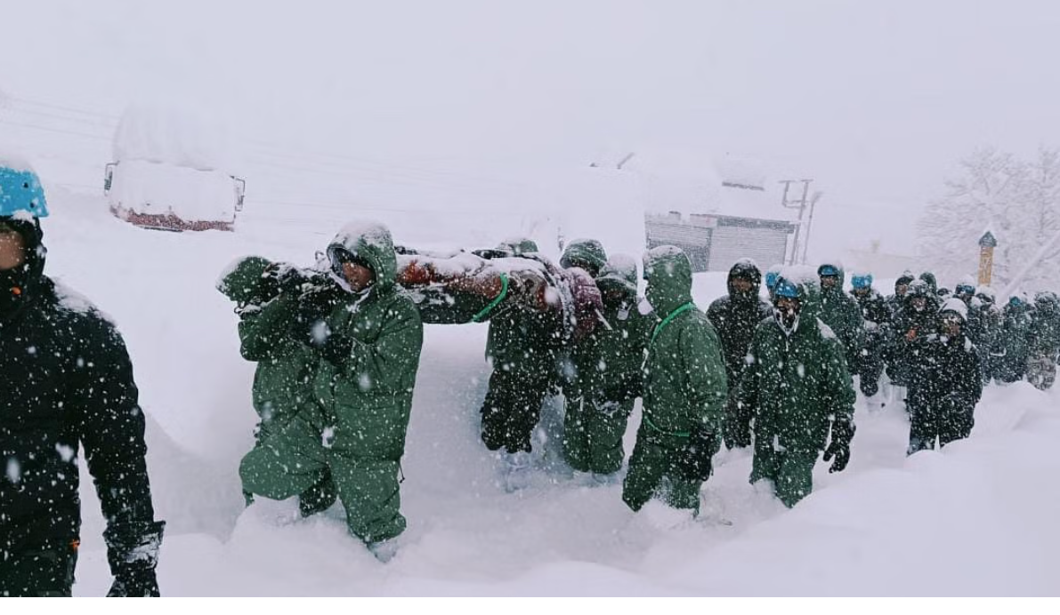 माणा कैंप के पास भारी हिमस्खलन में दबे मजदूरों का रेस्क्यू जारी, सीएम ने ली आपात बैठक