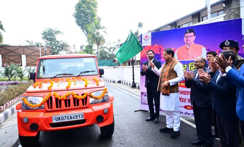 सीएम ने आपदा राहत उपकरण ले जाने वाले वाहनों को दिखाई हरी झंडी, नव वर्ष कैलेंडर का भी किया विमोचन सीएम ने आपदा राहत उपकरण ले जाने वाले वाहनों को दिखाई हरी झंडी, नव वर्ष कैलेंडर का भी किया विमोचन