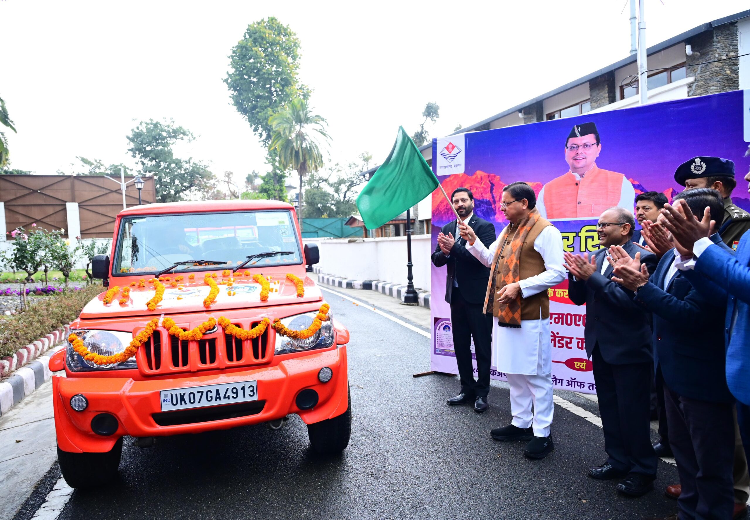 सीएम ने आपदा राहत उपकरण ले जाने वाले वाहनों को दिखाई हरी झंडी, नव वर्ष कैलेंडर का भी किया विमोचन