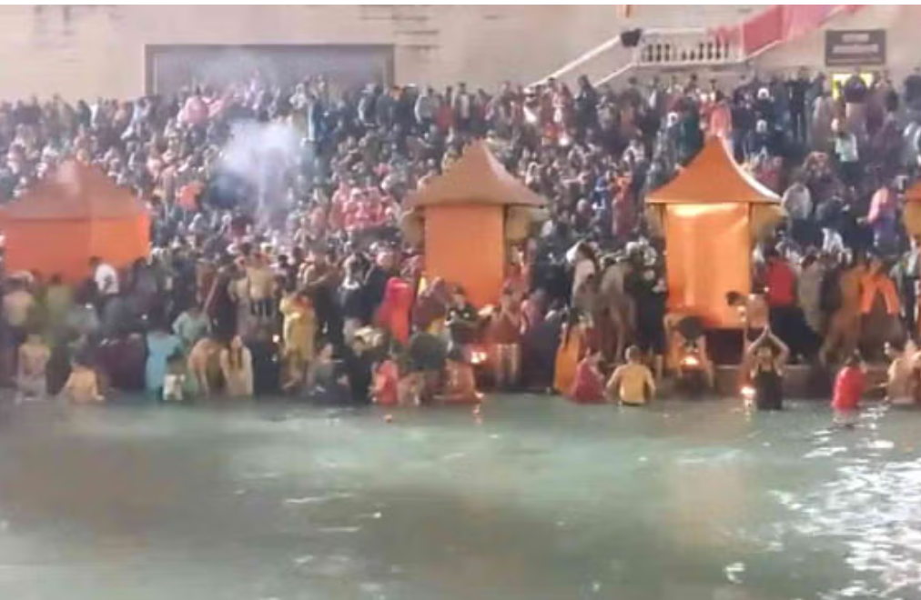 श्रद्धालुओं ने हरिद्वार हर की पौड़ी पर किया पवित्र स्नान, पूजा-अर्चना कर किया पुण्य अर्जित