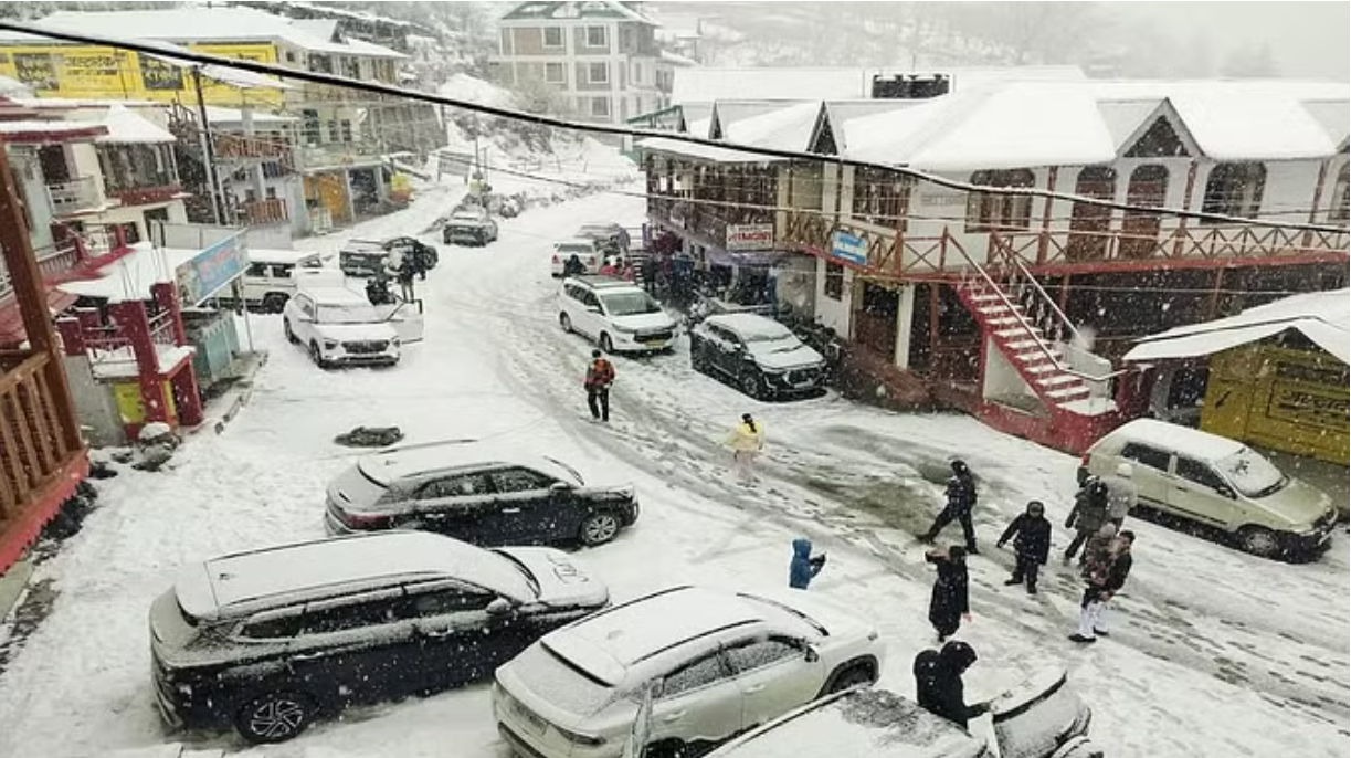 बारिश-बर्फबारी के बाद सर्द हवाओं ने बढ़ाई ठंड, आज भी पर्वतीय इलाकों में हल्की बरसात संभव